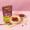 Hier ist ein Bild der Sauerkirschen von Nutripur in einer Müslischale. Daneben ist die Packung in der 25 g Variante.