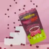 Hier ist ein Bild der roten gefriergetrockneten Sauerkirschen von Nutripur neben der Verpackung.
