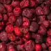 Das Bild zeigt eine Makroaufnahme der gefriergetrockneten Sauerkirschen in Bioqualität von NutriPur