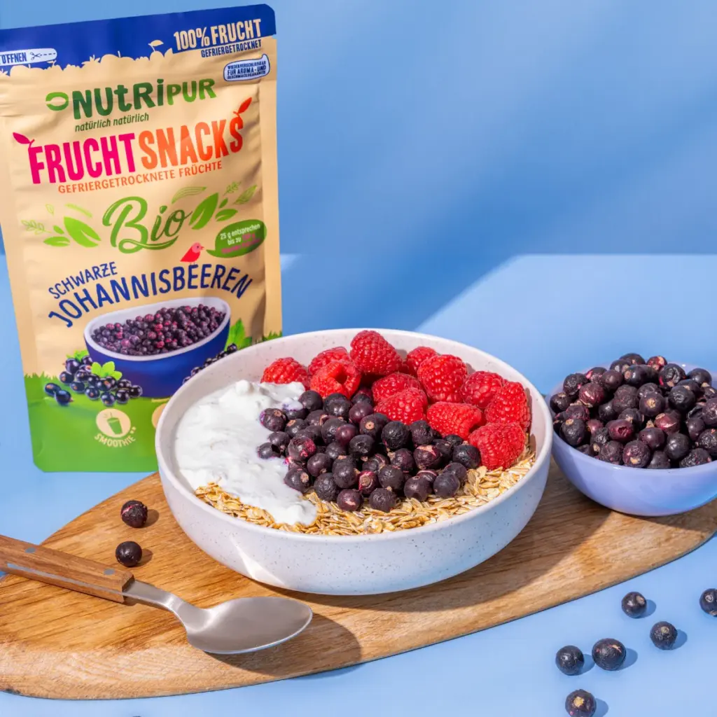 Bio gefriergetrocknete schwarze Johannisbeeren im Müsli