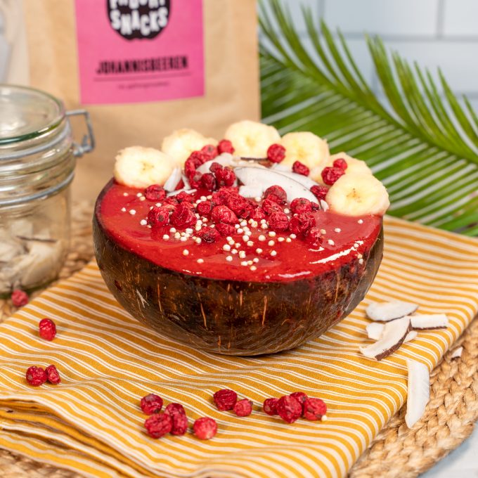 Breakfast bowl with freeze-dried currants