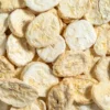 Das Bild zeigt eine Makroaufnahme der gefriergetrockneten Bananen von Nutripur