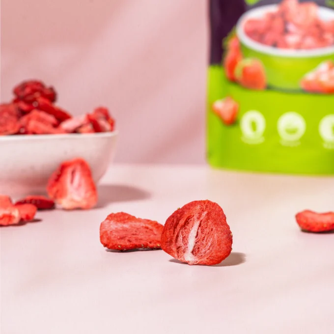 Hier ist ein Bild der gefriergetrockneten Erdbeeren in Scheiben als leckere Snackbeilage