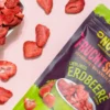 Hier ist ein Bild mit gefriergetrockneten Erdbeerscheiben und der Verpackung von Nutripur