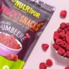 Hier ist ein Bild mit gefriergetrockneten Himbeeren und der Verpackung von Nutripur