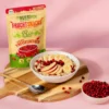 Hier ist ein Bild mit den gefriergetrockneten Preiselbeeren mit Müsli und Joghurt in einer Müslischale. Im Hintergrund ist die Verpackung abgebildet.
