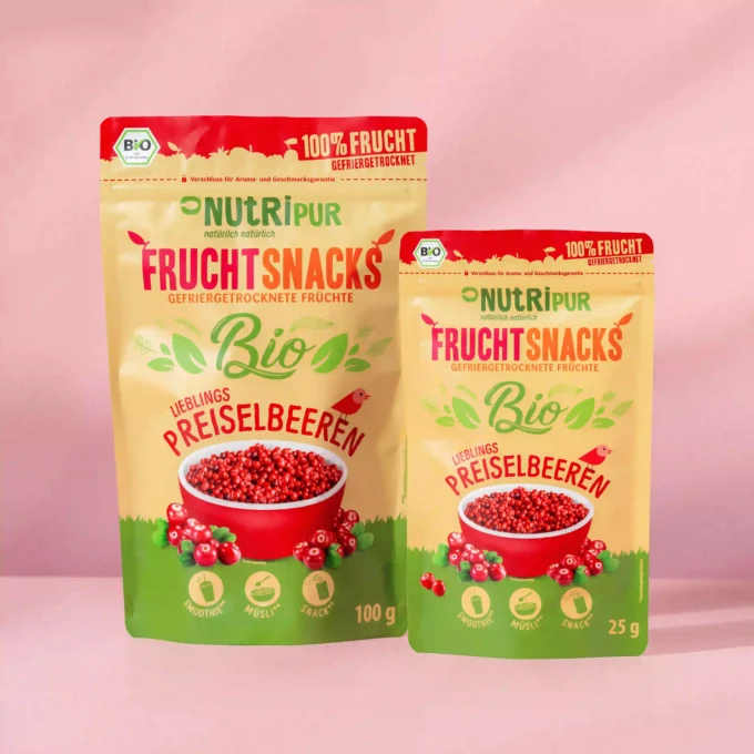 Hier ist ein Bild mit den verschiedenen zum Kauf angebotenen Produktvarianten der gefriergetrockneten Preiselbeeren in Bioqualität von Nutripur. Auf dem Bild ist die 25 Gramm-Variante und 100 Gramm-Variante abgebildet.