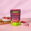 Hier ist ein Bild mit den gefriergetrockneten Früchten des rote Beerenmix von Nutripur als Joghurt-Topping in einer Schale. Im Hintergrund ist die Verpackung abgebildet