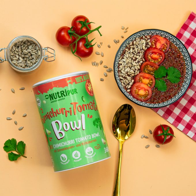 Smoothie Bowl gefriergetrocknet Tomate Chimichurri Frühstück