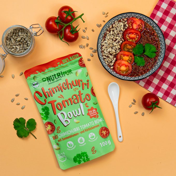 Smoothie Bowl gefriergetrocknet Tomate Chimichurri Frühstück