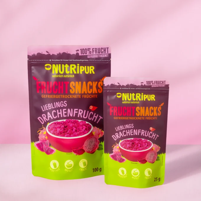Hier ist ein Bild mit den verschiedenen zum Kauf angebotenen Produktvarianten der gefriergetrockneten Drachenfrüchte von Nutripur. Auf dem Bild ist die 25 Gramm-Variante und die 100 Gramm-Variante des Produkts abgebildet.