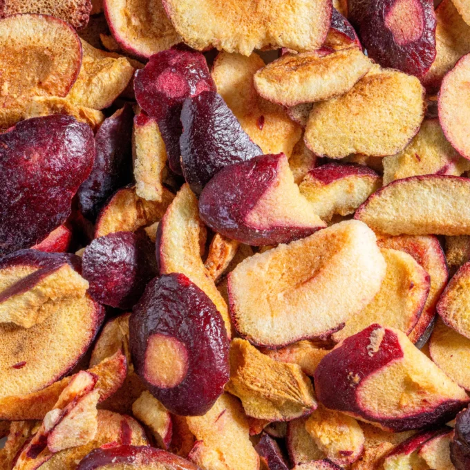 Das Bild zeigt eine Makroaufnahme der gefriergetrockneten Pflaumen von Nutripur