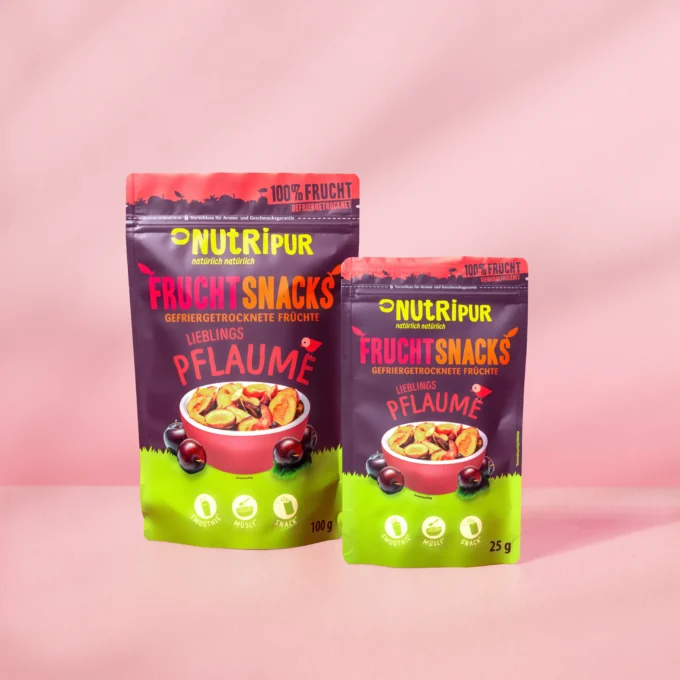 Hier ist ein Bild mit den verschiedenen zum Kauf angebotenen Produktvarianten der gefriergetrockneten Pflaumen von Nutripur. Auf dem Bild ist die 25 Gramm-Variante und die 100 Gramm Variante des Produkts abgebildet.
