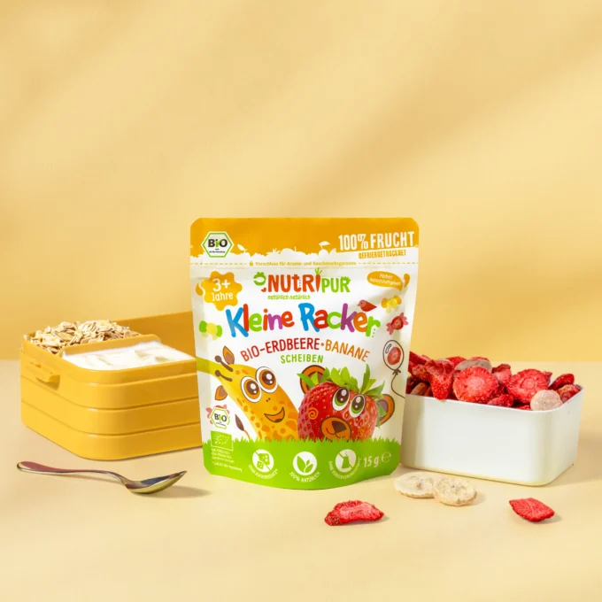Hier ist ein Bild der Früchte der kleinen Racker der Sorte Bio-Erdbeeren-Bananen-Mix und der Verpackung von Nutripur