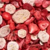 Das Bild zeigt eine Makroaufnahme der gefriergetrockneten Erdbeere-Banane Mix von NutriPur