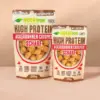 Hier ist ein Foto der scharfen, eiweißreichen Ackerbohnen-Crispies von NutriPur in der 100 g Variante.