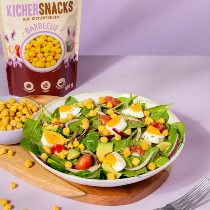 Bild zeigt Kichererbsen als Topping auf einem leckeren Salat