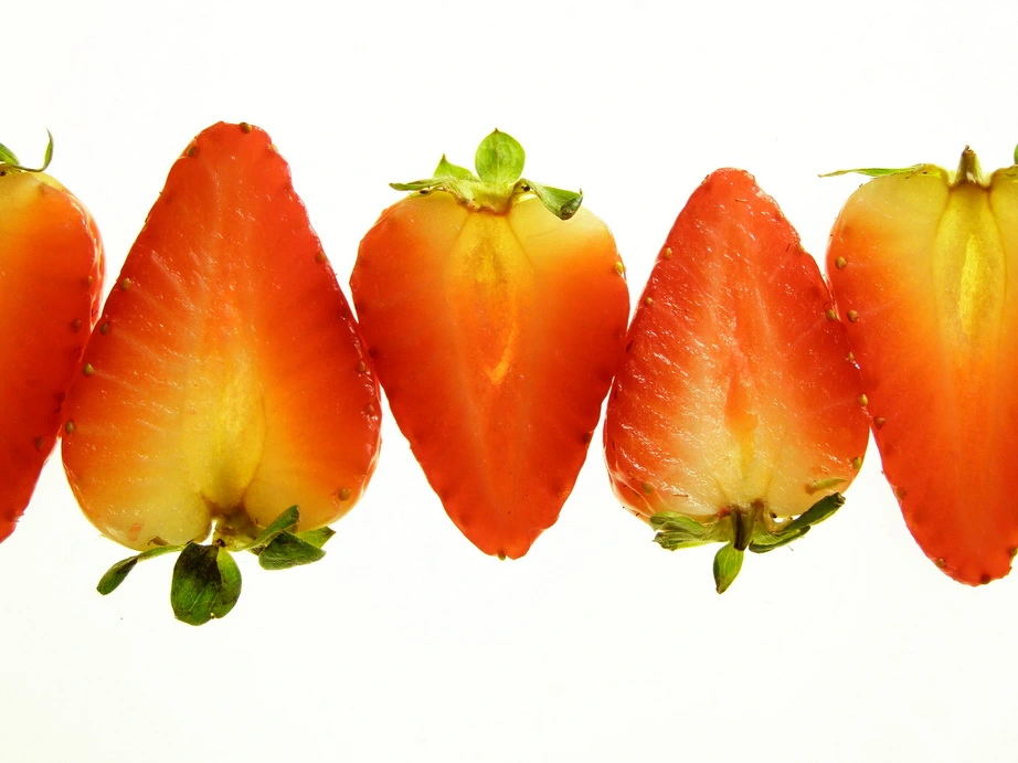 Halbierte Erdbeeren in Reihe