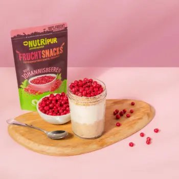Bild zeigt gefriergetrocknete rote Johannisbeeren als Dessert