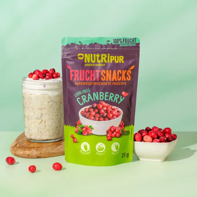 Bild zeigt gefriergetrocknete Cranberries in Dessert und Snackschale liegend