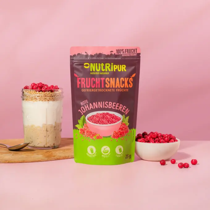 Bild zeigt gefriergetrocknete rote Johannisbeeren auf Dessert und in Snackschale liegend