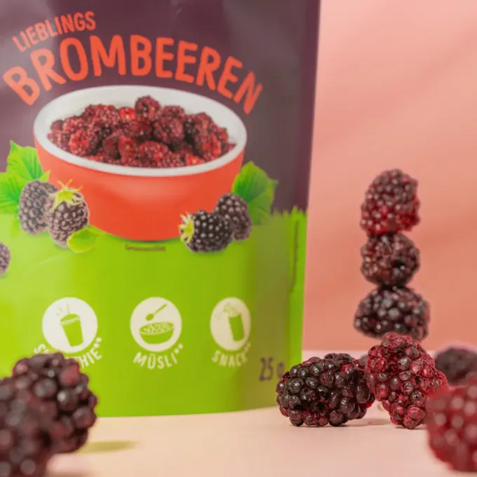 Detailbild der Verpackung und der gefriergetrockneten Brombeeren