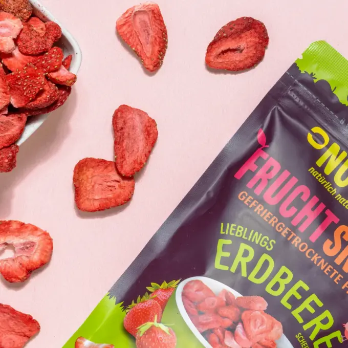 Detailbild der Verpackung und der gefriergetrockneten Erdbeeren in Scheiben