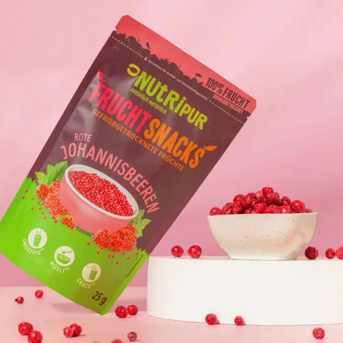 Detailbild der Verpackung und der gefriergetrockneten roten Johannisbeeren