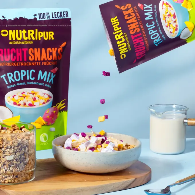 Detailbild der Verpackung und der gefriergetrockneten Fruchtmischung "Tropic Mix"