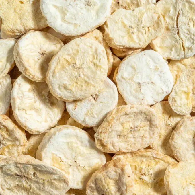 Ein Bild zeigt eine Makroaufnahme der gefriergetrockneten Bananen von Nutripur