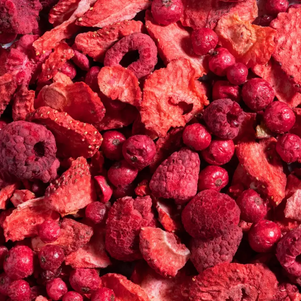 Ein Bild zeigt eine Makroaufnahme der gefriergetrockneten roten Beeren von Nutripur