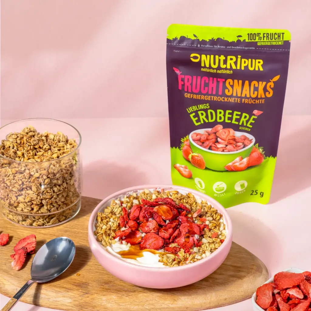 Bild zeigt gefriergetrockneten Erdbeeren in Scheiben im Müsli