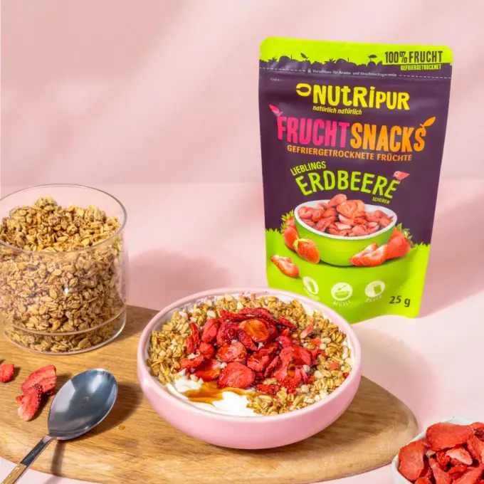 Bild zeigt gefriergetrockneten Erdbeeren in Scheiben im Müsli