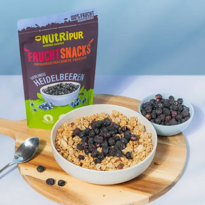 Bild zeigt gefriergetrocknete Heidelbeeren im Müsli