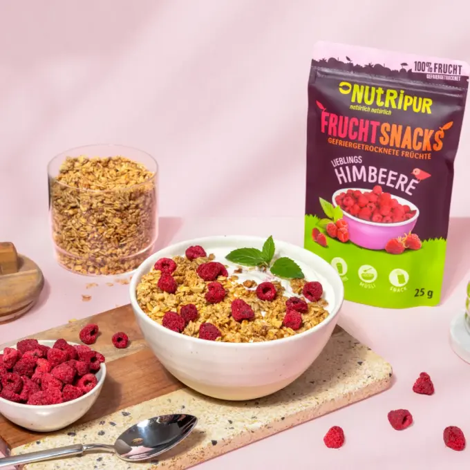 Bild zeigt gefriergetrockneten Himbeeren im Müsli
