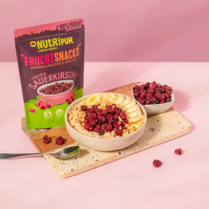 Bild zeigt gefriergetrocknete Sauerkirschen im Müsli