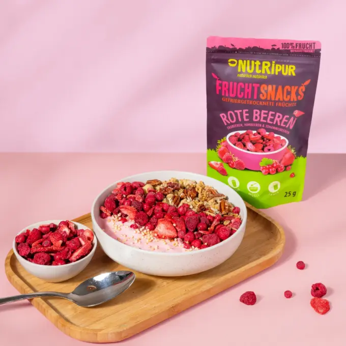 Bild zeigt gefriergetrocknete rote Beeren im Müsli