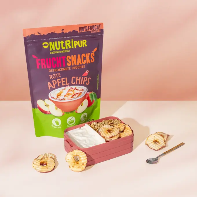 Bild zeigt gefriergetrocknete getrockneten Apfelchips mit Müsli und Joghurt