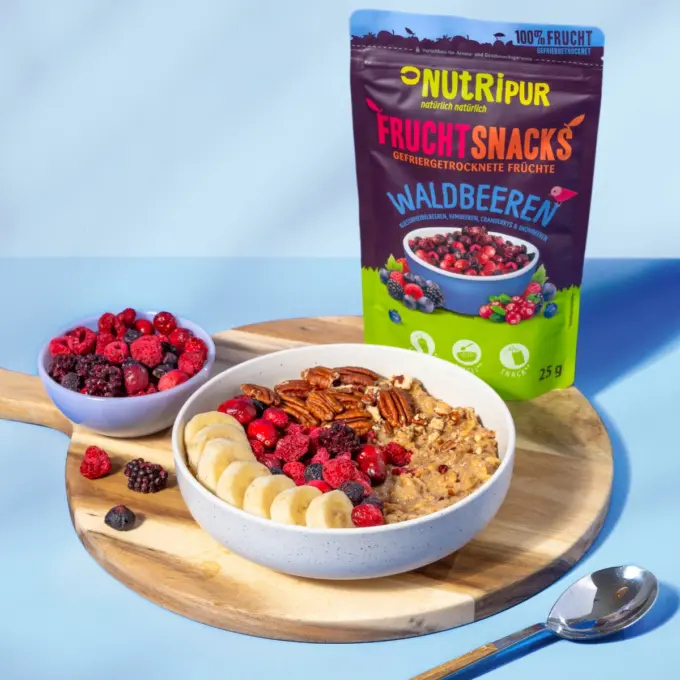 Bild zeigt gefriergetrocknete Waldbeeren im Müsli