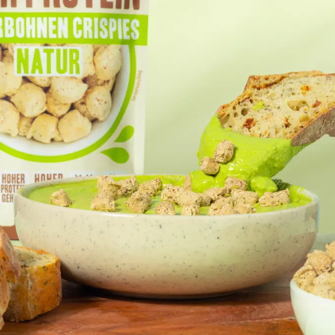 Bild zeigt Ackerbohnen Crispies als Topping für Suppe