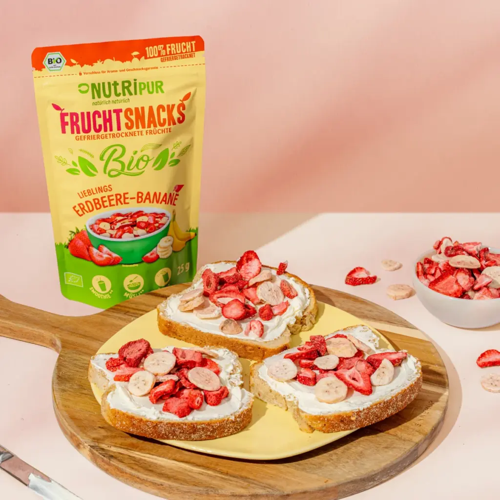 Bild zeigt gefriergetrocknete Bio-Lieblinge Erdbeer-Banane als Topping auf Frischkäse-Schnitten