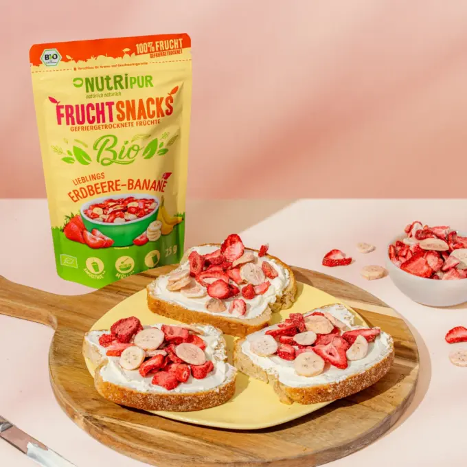 Bild zeigt gefriergetrocknete Bio-Lieblinge Erdbeer-Banane als Topping auf Frischkäse-Schnitten
