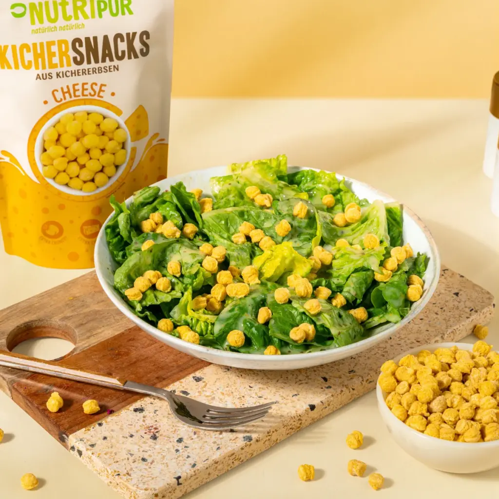 Bild zeigt Kichererbsenchips mit Cheese als Topping auf einem leckeren Salat