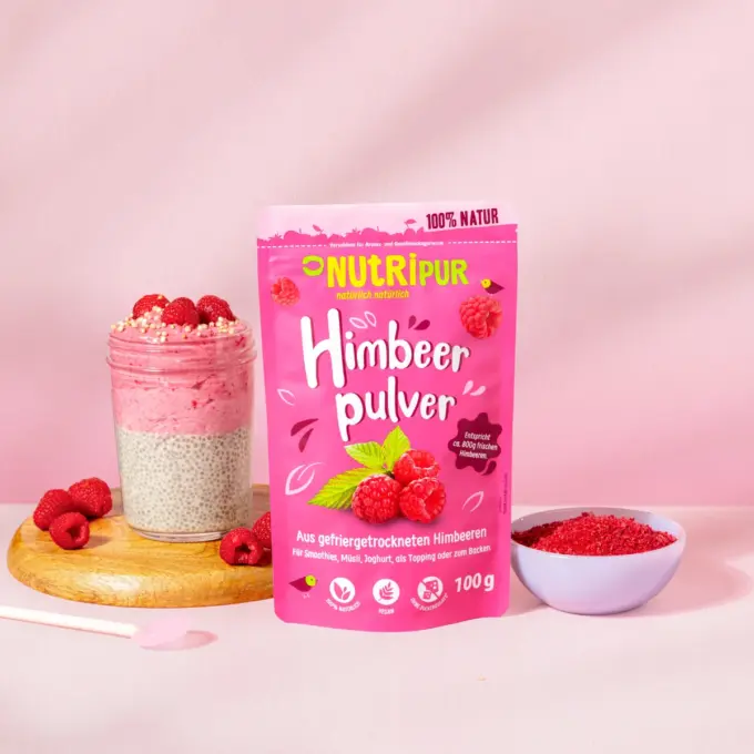 Bild zeigt gefriergetrocknetes Himbeerpulver als Chia-Dessert