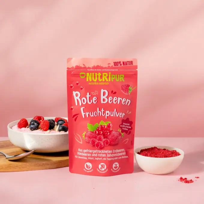 Bild zeigt gefriergetrocknetes Rote Beeren-Fruchtpulver zubereitetals Dessert