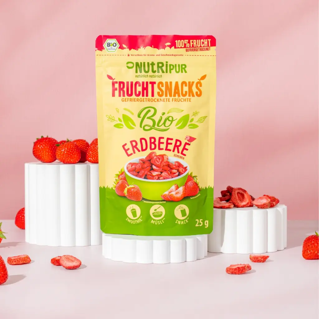Detailbild der Verpackung und gefriergetrocknete Bio-Erdbeeren