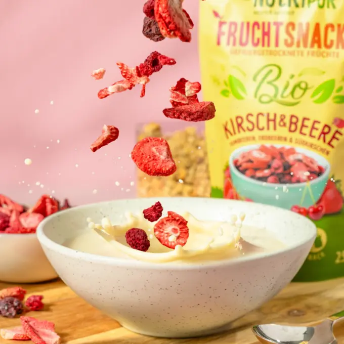 Detailbild der Verpackung und gefriergetrocknete Bio-Fruchtmischung Kirsche & Beere