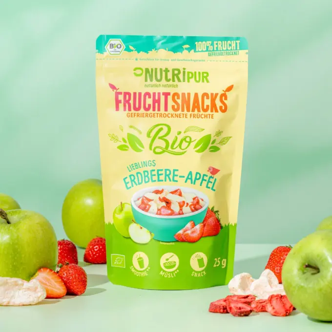 Detailbild der Verpackung und gefriergetrocknete Bio-Lieblinge Erdbeer & Apfel