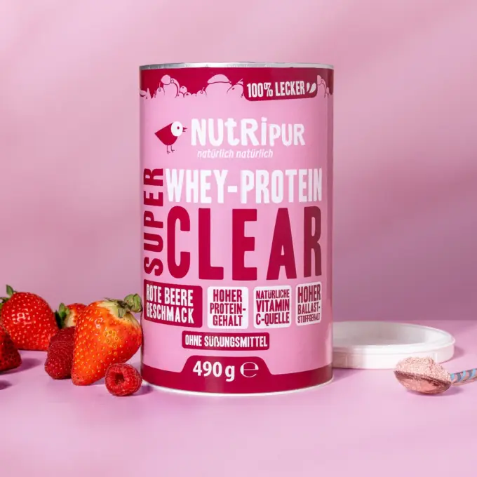 Detailbild der Verpackung und des SuperClear Proteinpulvers Red Berry
