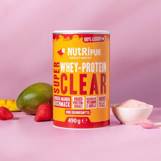 Detailbild der Verpackung und des SuperClear Proteinpulvers mit Erdbeer- und Mango-Geschmack